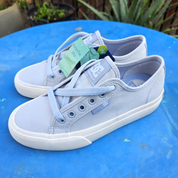 DC Women's Canvas Shoes Size 5 - Picture 2 of 16